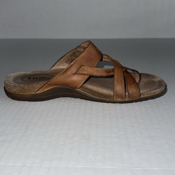Taos Tan Leather Perfect Flip Flip Sandals - Picture 5 of 12